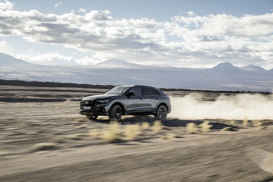 Audi Q8 55 TFSI Quattro S-Line 2018 года  (WW) (фото 2 из 36)